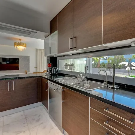 Вілла El Duque Private Lux